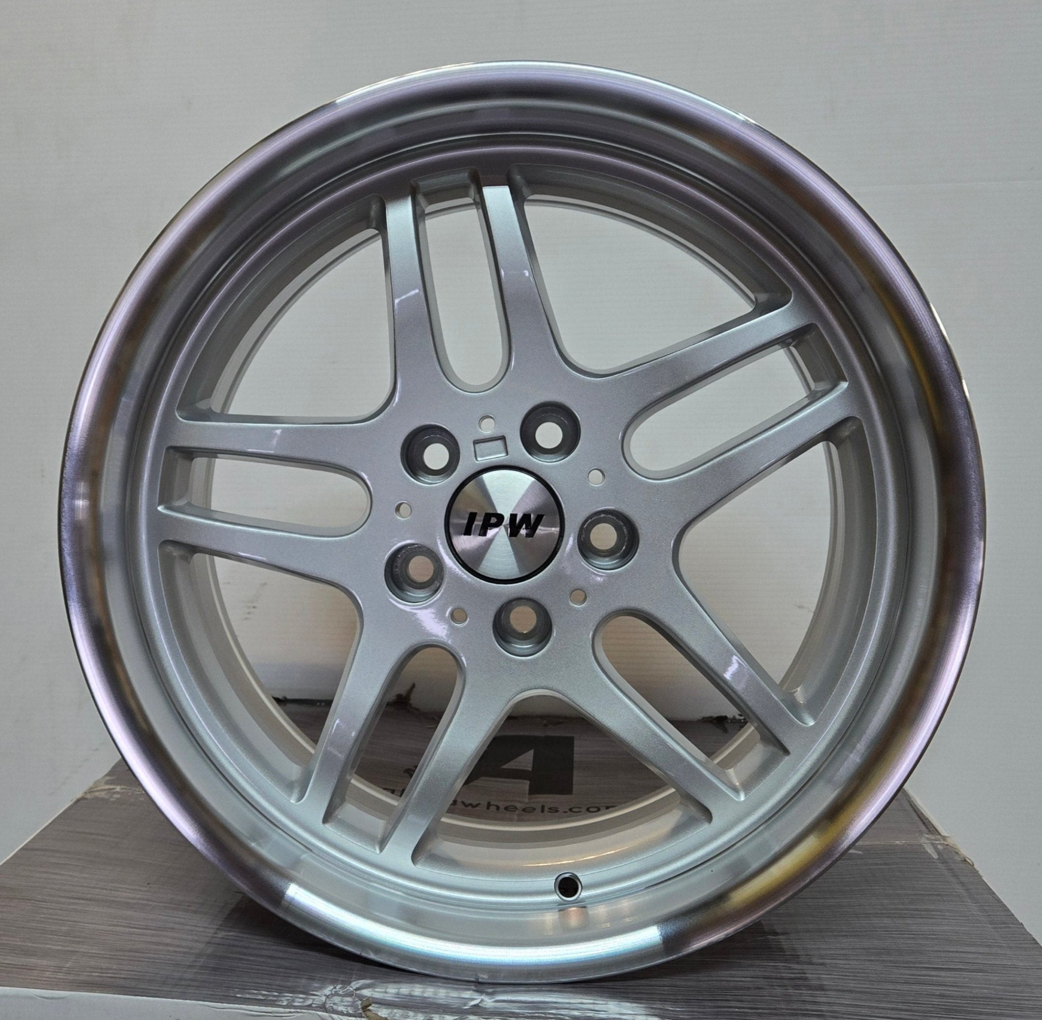 W710 17X9 5X120 SILVER - Gun Hill Tire House (WTW - WHOLESALE TIRES & WHEELS)