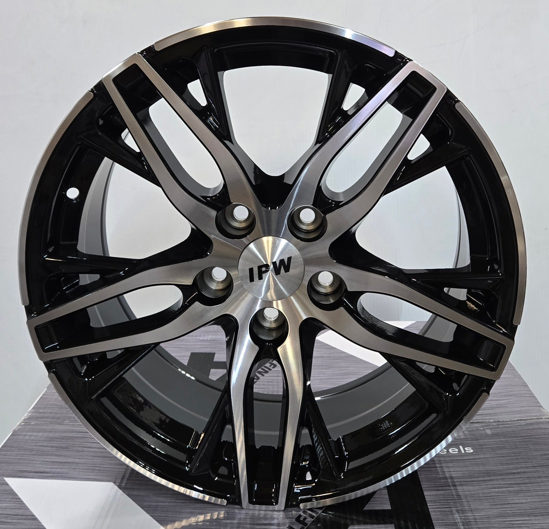 H944D STAR SHAPE 17x7.5 5x114.3 GLOSS BLACK MACHINE FACE - Gun Hill Tire House (WTW - WHOLESALE TIRES & WHEELS)